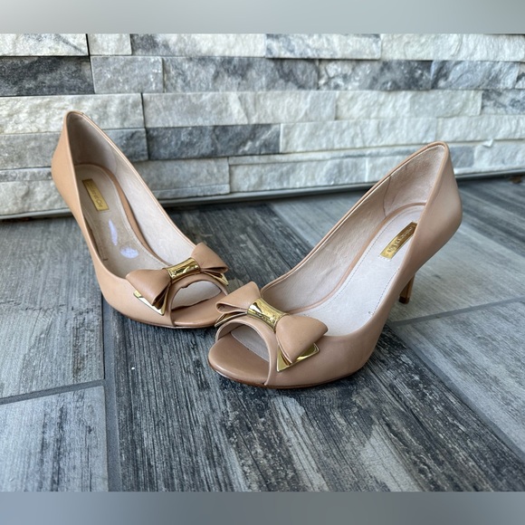 Louise et Cie Bow Tie Nude Neutral Minimalist Kitty Heel Peep Toe Shoes Size 6 - Picture 6 of 15